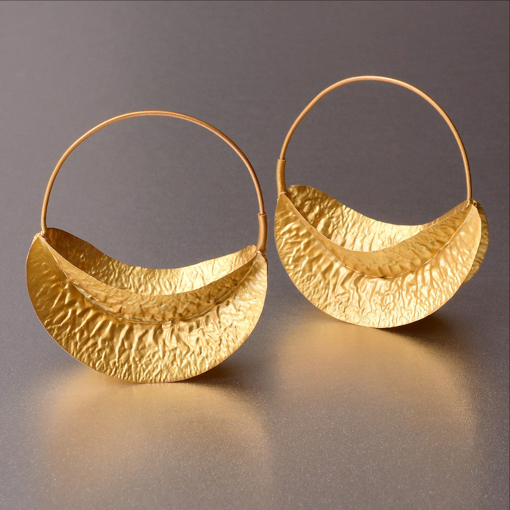 These handhammered hoops are well appreciated for their unique characteristics being its flimsy, flirtatious appeal and the comfort that no one can deny. Unbeliievable featherweight and glittering with any attire, be it casual or formal.