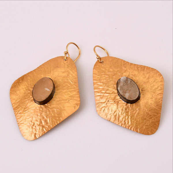 An elongated, exquisite pair of earrings with 18 kt gold plating is raved for its featherweight characteristic. It  is 6cm in length and 3cm in width. It elegantly holds 1.5cm long white agate with a rustic finish. Our clients have always come back and testified that "they forget that they were wearing the entire set all day and they forgot about it".