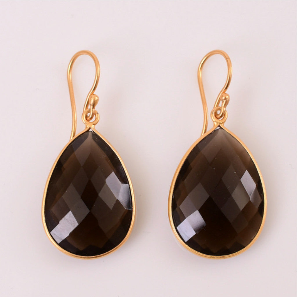 The popularity of the smoky quartz is not only for its gleaming and glistening appeal but for its affordability as a gemstone, and the energy it provides. Elegant teardrop earrings in18 kt gold are 4cm long and 2.25 cm wide.