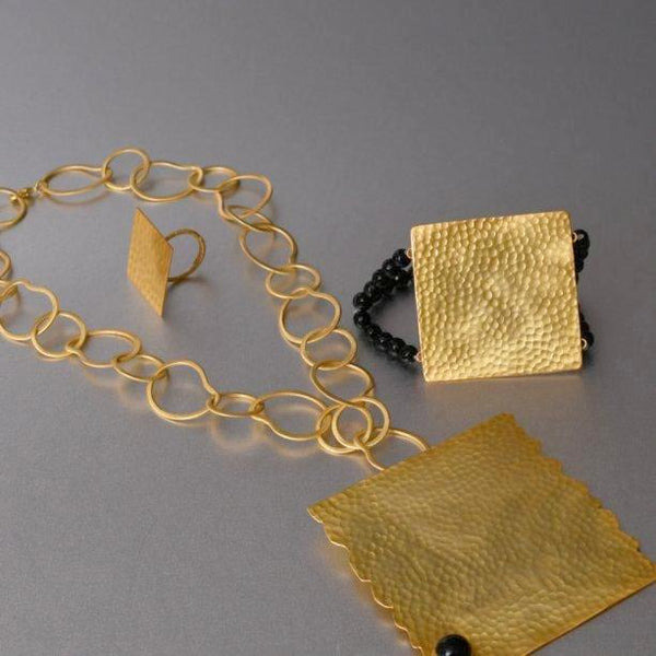 A culmination of style, elegance and poise, this chunky link necklace with a hand hammered plate, is beautifully embedded with a black onyx gemstone with such refinement and finesse.