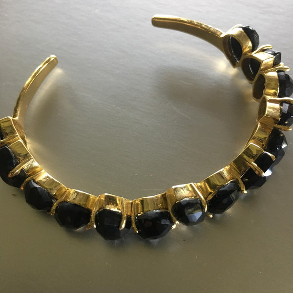 Lyala cuff brings together elements such as the black onyx gemstone, which are distributed evenly from one end to the other and gold plated cuff, the combination of which exudes elegance and finesse. The weight is to the minimal, which one wouldn't expect and the wear is super comfortable.