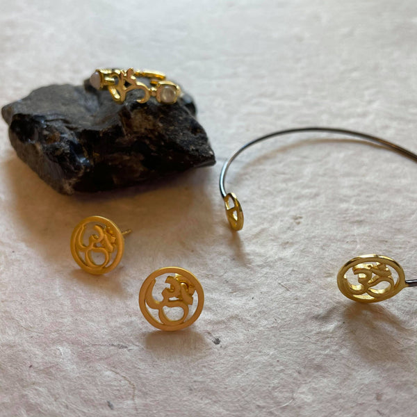 This beautiful adjustable, durable and comfortable ring with moonstone on each side, is simply mesmerizing. Hand-carved by jewelry master, in nickel-free brass, and plated with 18k gold, and always finished by hand. Wear it as a thumb ring or on your index, or any which way you choose the options are endless.