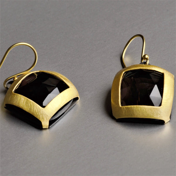 These ravishing sterling silver earring with smoky quartz is skillfully and artistically plated with 22 kt. gold. Matte finish on these earrings enhances the dazzling quality of luxurious smoky quartz gemstone. 