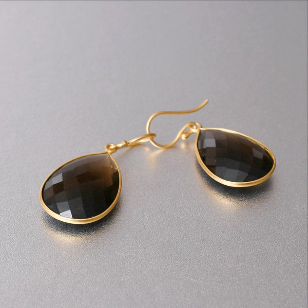 The popularity of the smoky quartz is not only for its gleaming and glistening appeal but for its affordability as a gemstone and the energy it provides. Elegant tear drop earrings in18 kt gold are 4cm long and 2.25 cm wide.