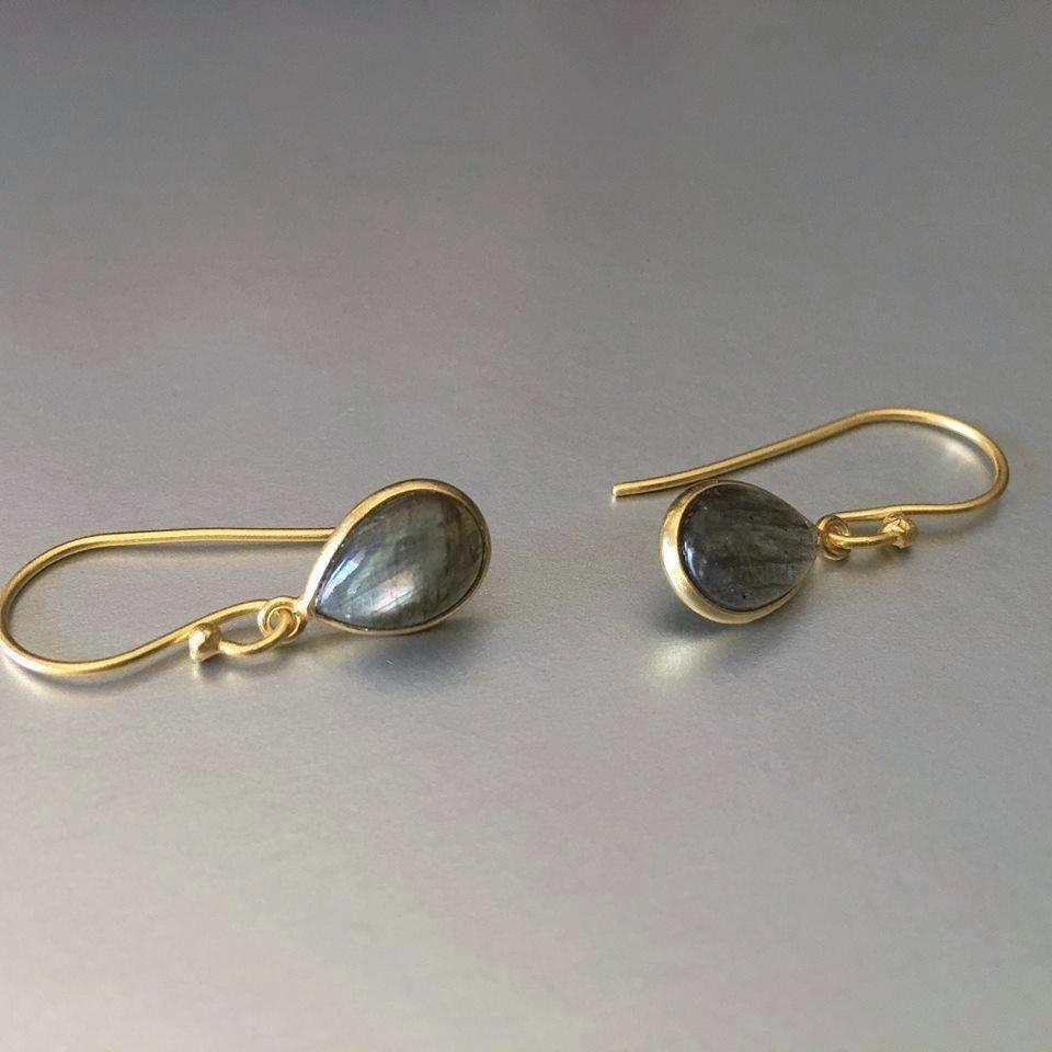 Polished and Mondaine, these appealing Agma earrings are a treat to our eyes. Dainty and lightweight, but surely with a phenomenal appeal of labradorite gemstones, these are your everyday earrings.
