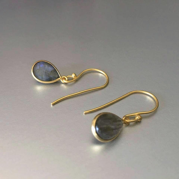 Polished and Mondaine, these appealing Agma earrings are a treat to our eyes. Dainty and lightweight, but surely with a phenomenal appeal of labradorite gemstones, these are your everyday earrings.