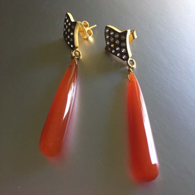 A stunning addition to Mia Siya! Perfect shape to the carnelian gemstone here which accentuates the appeal of this luxe boho, versatile, a trendy yet super fun earrings. 