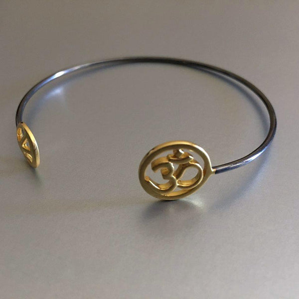 A beautiful melody: Peace charm with Om (infinity ) that evokes a rather spiritual air around you and the fashionista who follows the latest trends.
