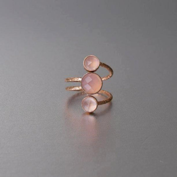 An adjustable rose gold ring in hand hammered texture and adorned with rose quartz. Lightweight and flexible, the ring can easily be adjusted to the fit you may need.