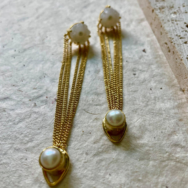 A beautiful amalgamation of pearl and white druzy, that is strikingly beautiful. An adorable 3 1/2 inch long, white druzy holds the pearl gracefully via gold chains and flaunts it so beautifully, that these earrings might just become your favorite piece of jewelry. 